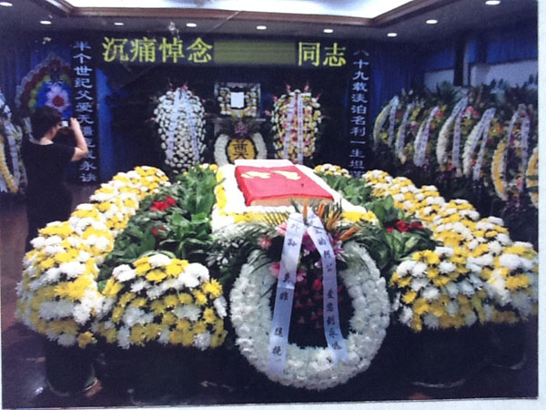 吴先生为长辈布置灵堂