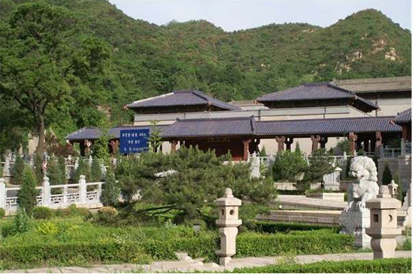 华人怀思堂南借居庸要塞，北拥八达岭雄关