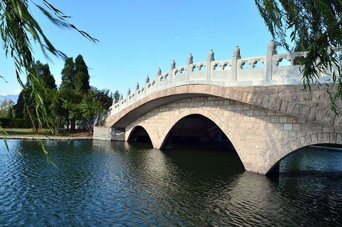 中华永久陵园：周边环境优美如画